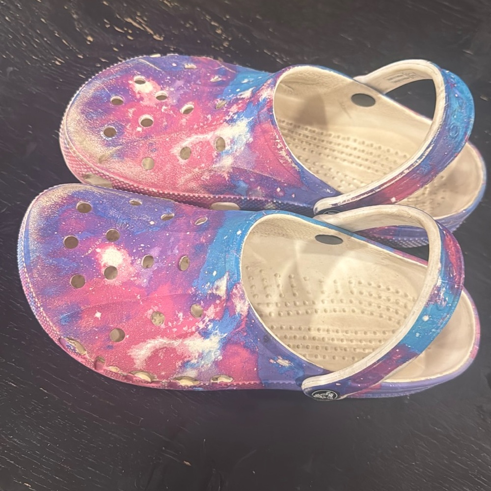 Cosmic crocs